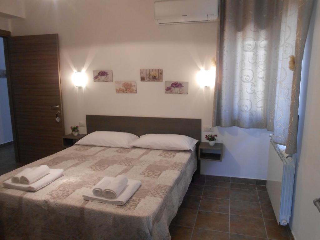 a bedroom with a bed with two towels on it at B&B DI GABRIELE FILOMENA in Crotone