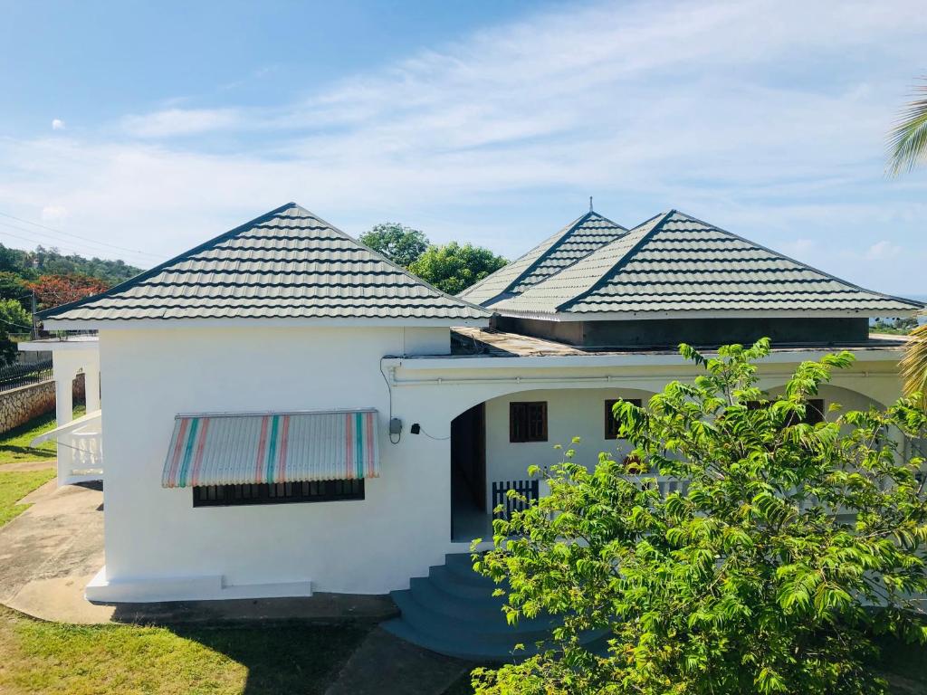 Gambar di galeri bagi Zuri Enterprise di Negril