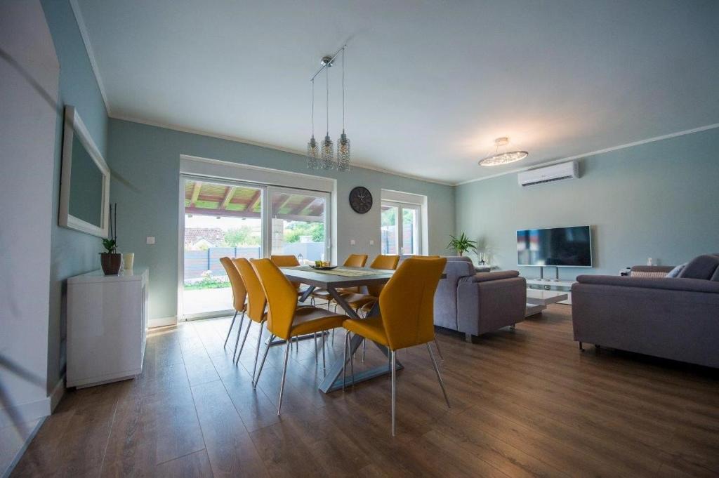 Televízia a/alebo spoločenská miestnosť v ubytovaní Luxury villa Vitam in Imotski, private pool