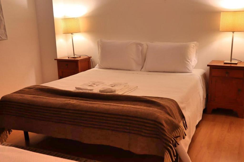 Uma cama ou camas num quarto em Alojamento Santa Clara
