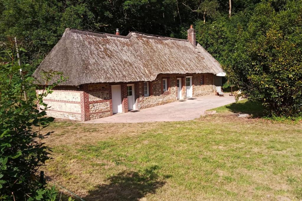 uma antiga casa de pedra com telhado de relva em GITE LE PETIT VAUCHEL A 3,5 KM D'ETRETAT em Pierrefiques