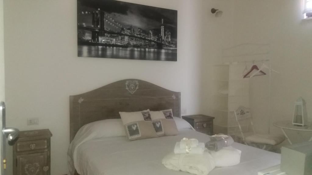 a bedroom with a bed and a picture on the wall at Il Castello in Casamassima