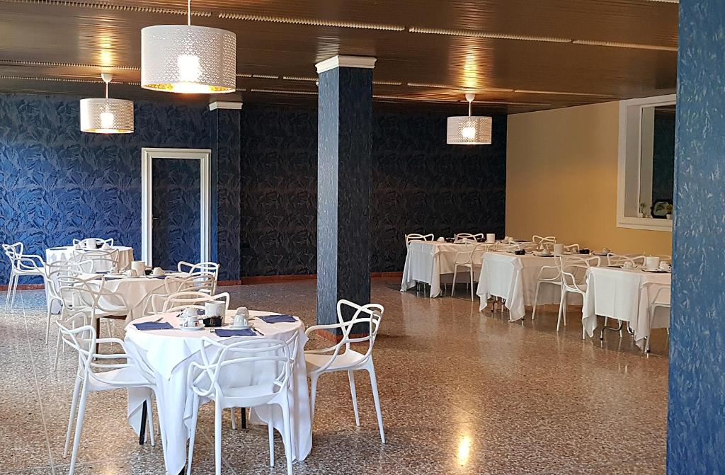 Reštaurácia alebo iné gastronomické zariadenie v ubytovaní Hotel Terme di Castel San Pietro