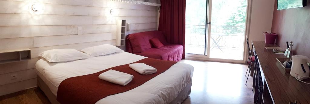 Postel nebo postele na pokoji v ubytování Hôtel Le Mont Barral
