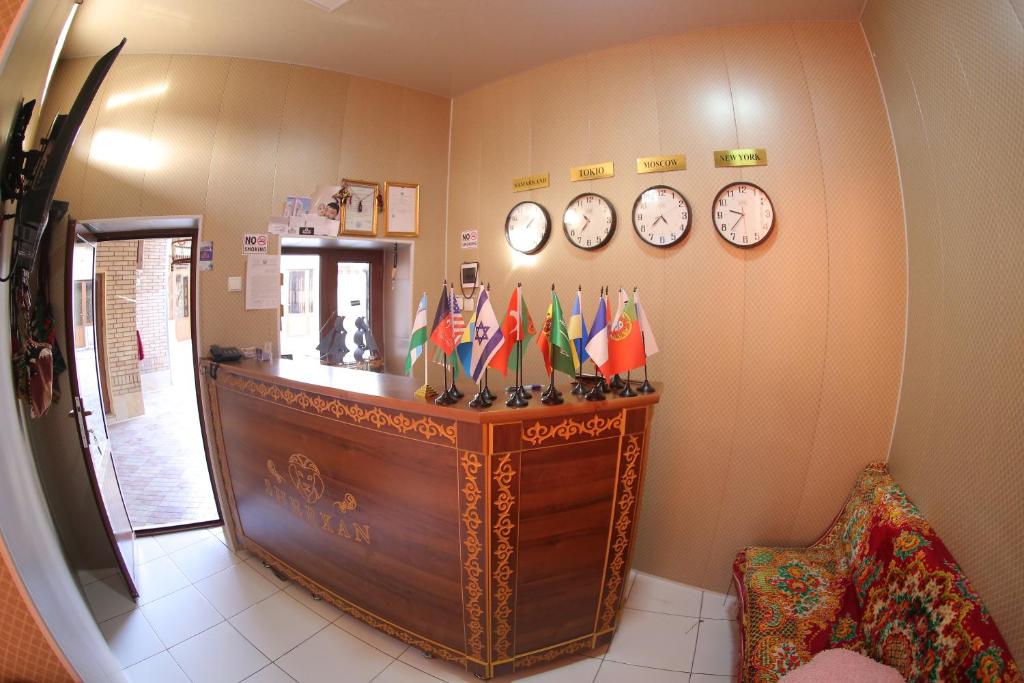 una camera con bancone e orologi appesi al muro di Sherxan House a Samarkand