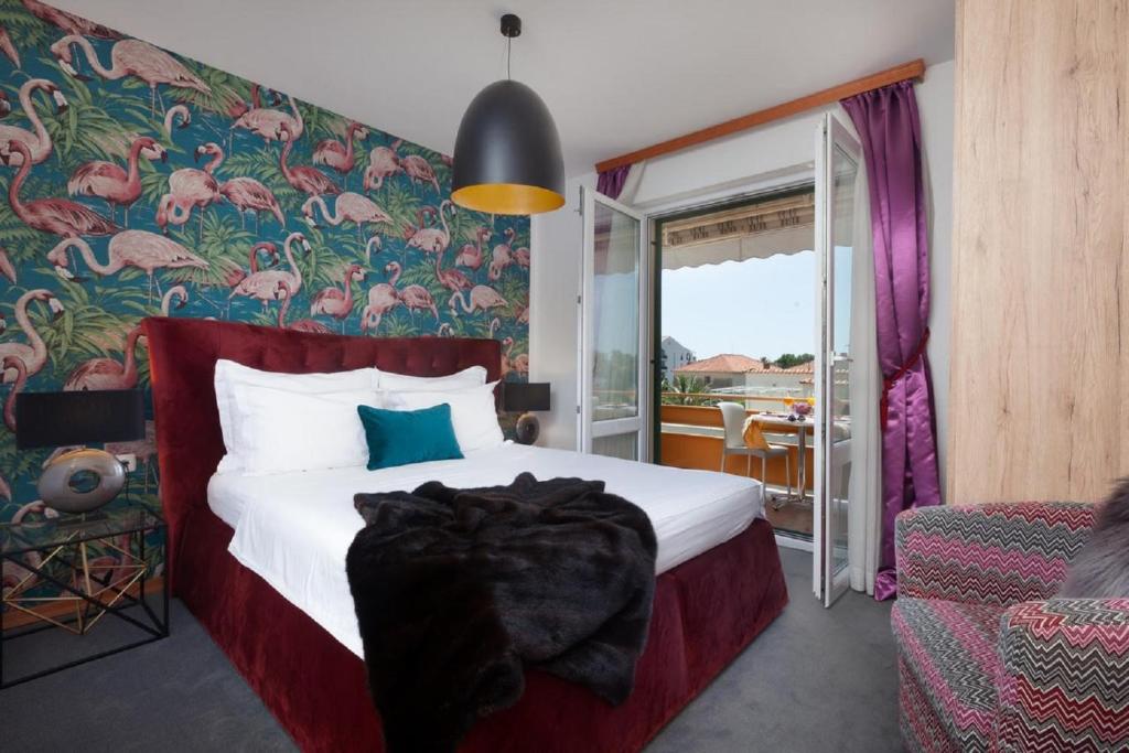 a bedroom with a bed with a floral wall at Apartments Il Giardino in Makarska