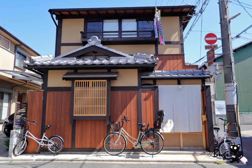 dos bicicletas estacionadas frente a un edificio en 京町屋の宿悠路里 Kyo-Machiya YululY en Kioto