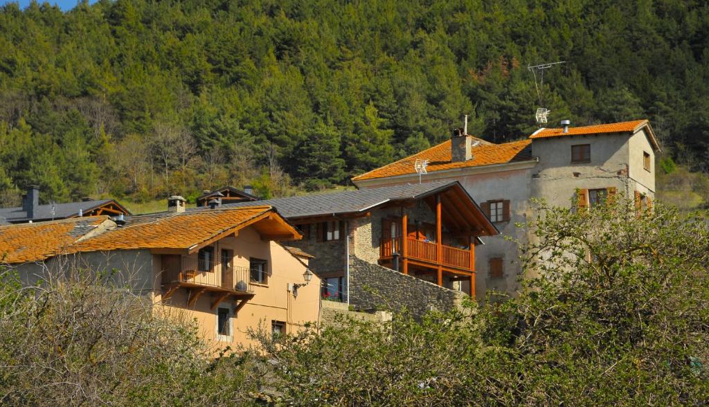 un groupe de maisons sur une colline plantée d'arbres dans l'établissement Cal Pascual, à Les Pereres