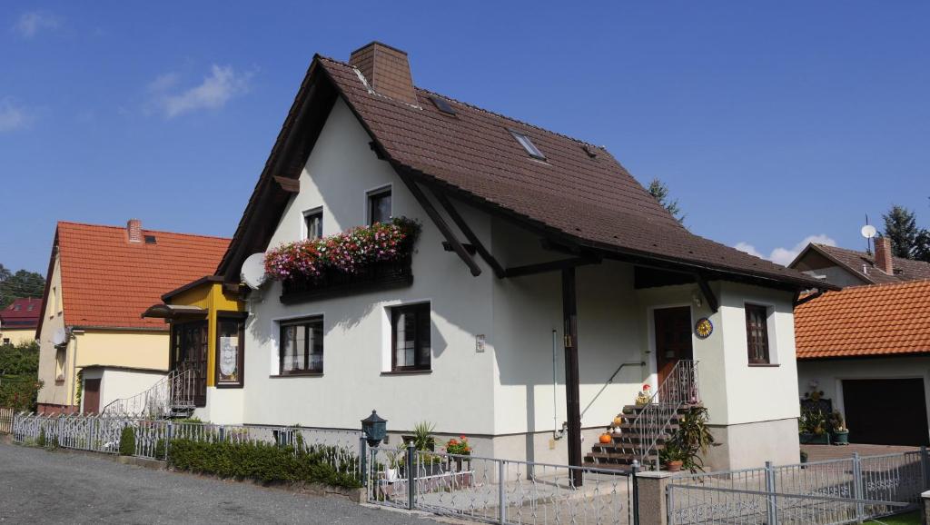 uma casa branca com um telhado castanho em Private Ferienwohnung Fam.Wölke em Sondershausen