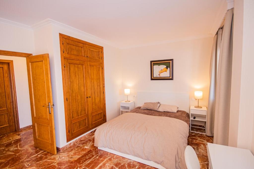 Łóżko lub łóżka w pokoju w obiekcie Cubo's Villa Yedra Guadalmar