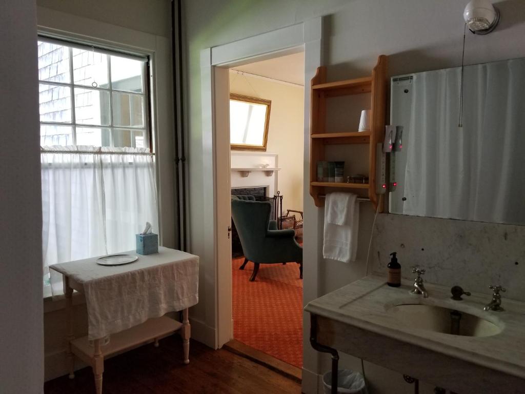 Harbourside Inn photo