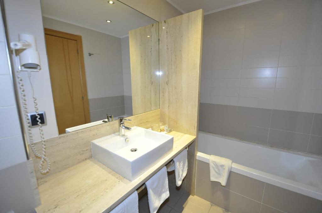 Hotel Palau de Girona - Habitación Familiar (2 Adultos + 1 Niño)
