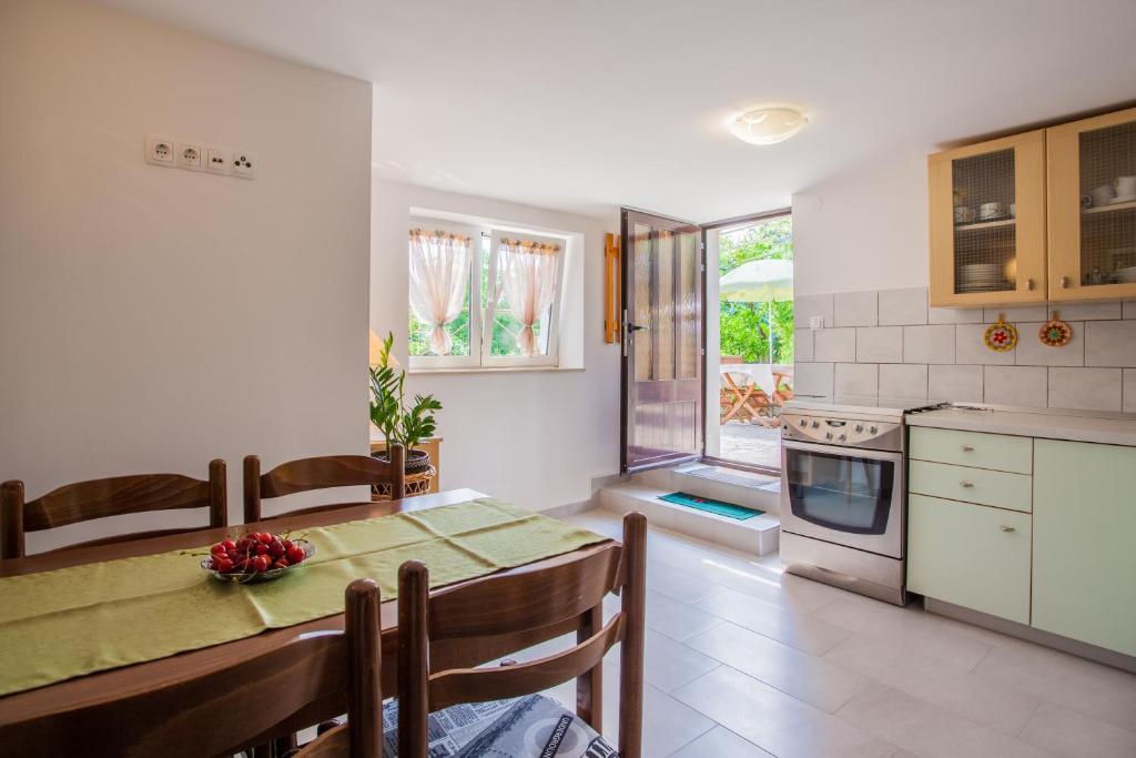 - une cuisine et une salle à manger avec une table et des chaises dans l'établissement Apartment Enjoy and Relax, à Cres