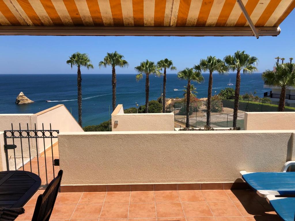 einen Balkon mit Blick auf das Meer und die Palmen in der Unterkunft D. Ana Beach Studio in Lagos