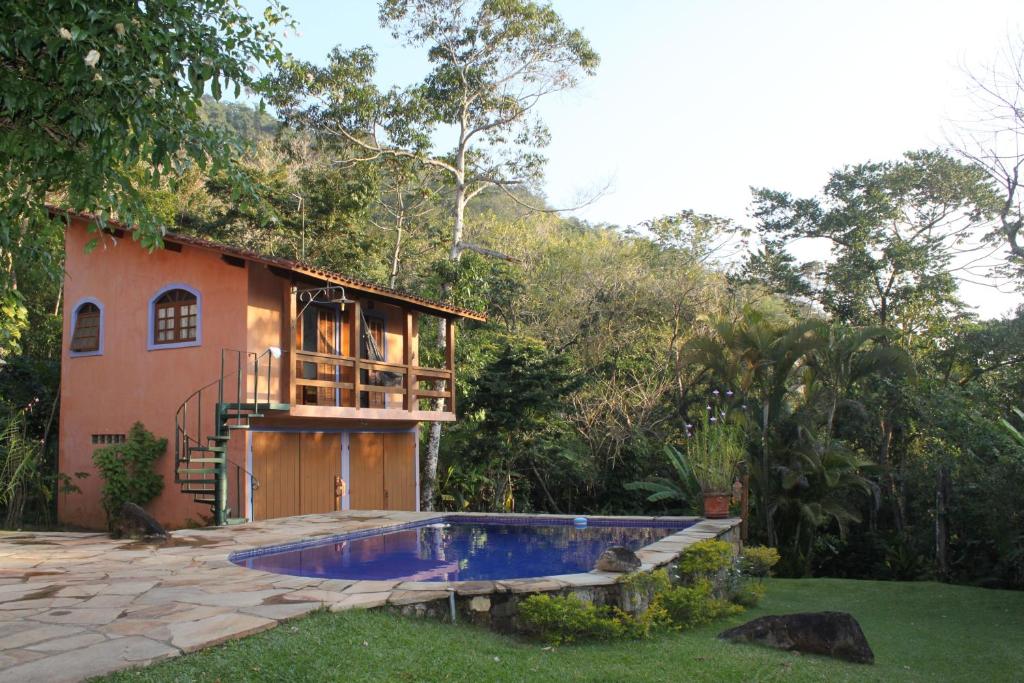 una casa con piscina en el patio en Chaleilhabela, en Ilhabela