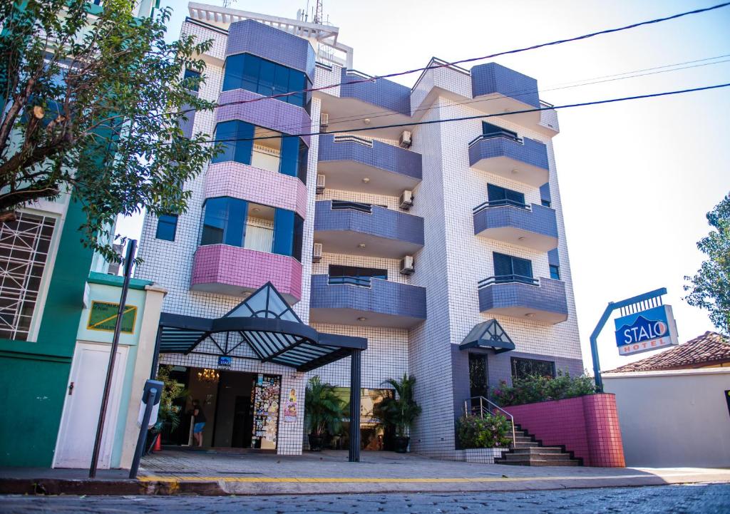 um edifício com varandas ao lado em STALO HOTEL em Piumhi