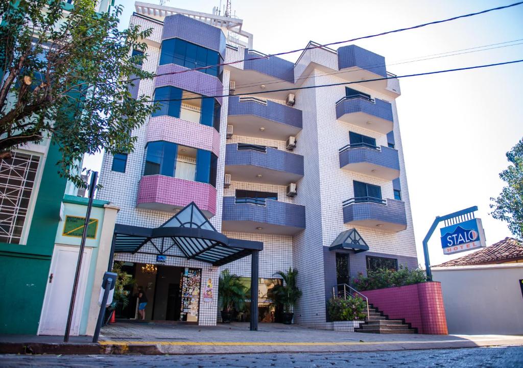 um edifício com varandas ao lado em STALO HOTEL em Piuí