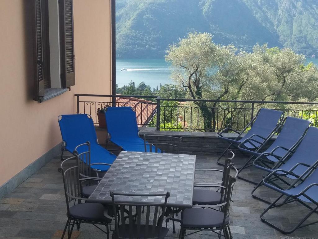 トレメッツォにあるCasa Intignano - appartamento con terrazzo vista lagoの景色を望むバルコニー(テーブル、椅子付)
