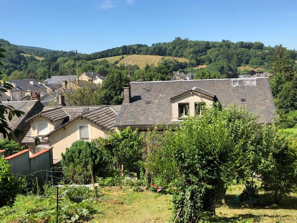 un groupe de maisons dans un village arboré dans l'établissement Chez Charlotte et Michel, à Brassac