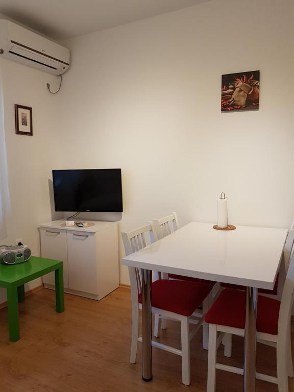 TV a/nebo společenská místnost v ubytování Guesthouse Jet