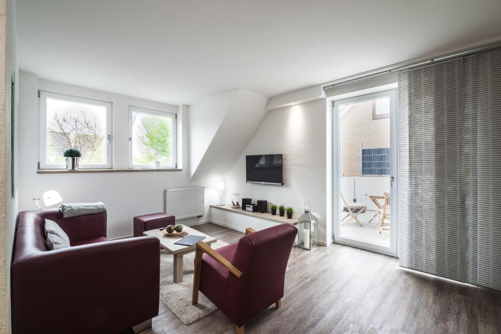 una sala de estar con un sofá y una mesa en dat geele hus 1, en Büsum