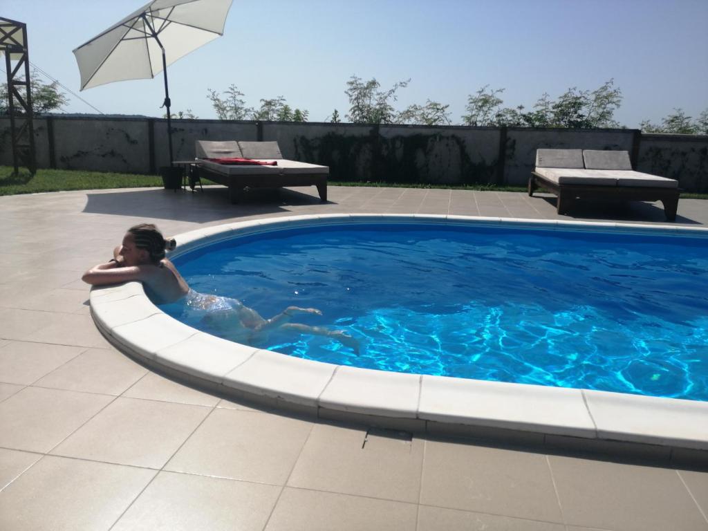 Der Swimmingpool an oder in der Nähe von Serendipity