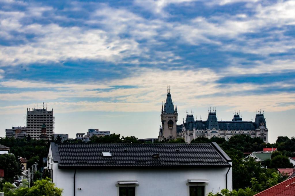 vistas a una ciudad con un edificio en el primer plano en Casa Mărguța, en Iaşi