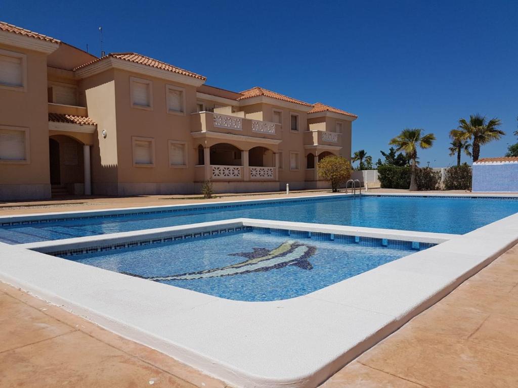 una piscina frente a una villa en La Marquesa Riumar Pura Natura, en Riumar