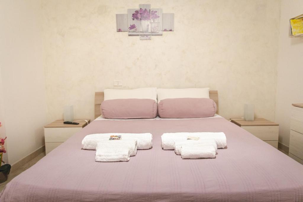 - une chambre avec un lit et 3 serviettes dans l'établissement Souvenir d'été, à Mola di Bari