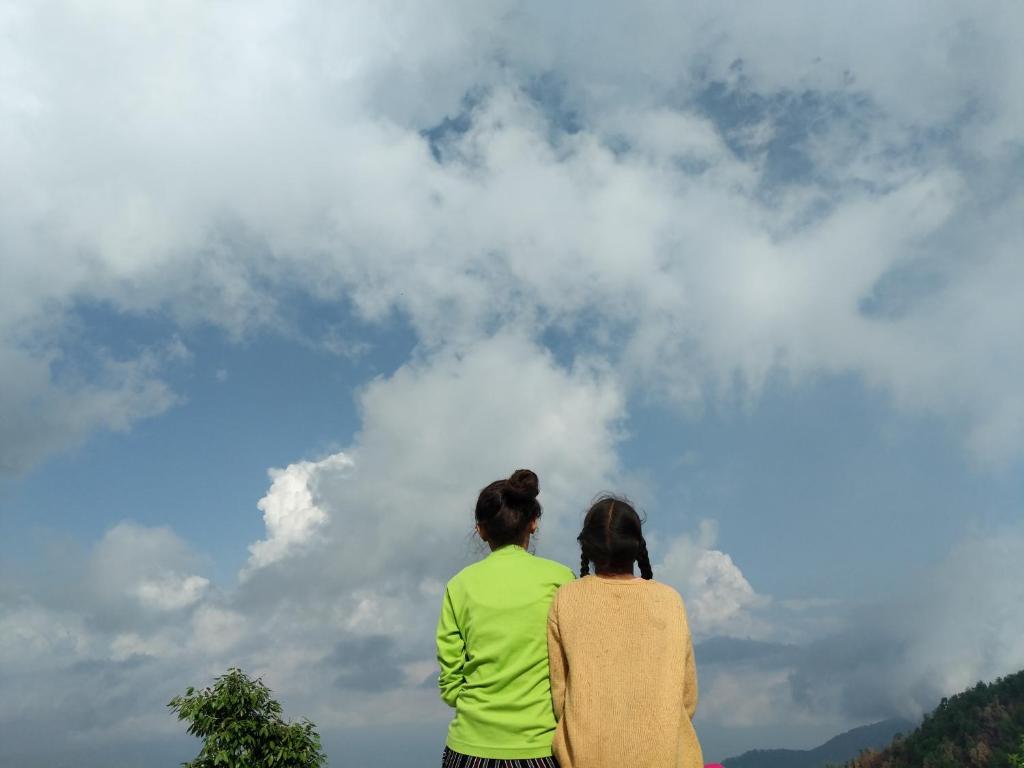 坎納塔爾的住宿－NamaStay Himalayas, KANATAL，两个女人仰望天空