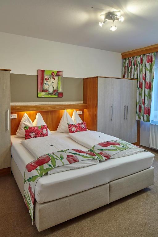 Postel nebo postele na pokoji v ubytování Pension Haus Aschgan