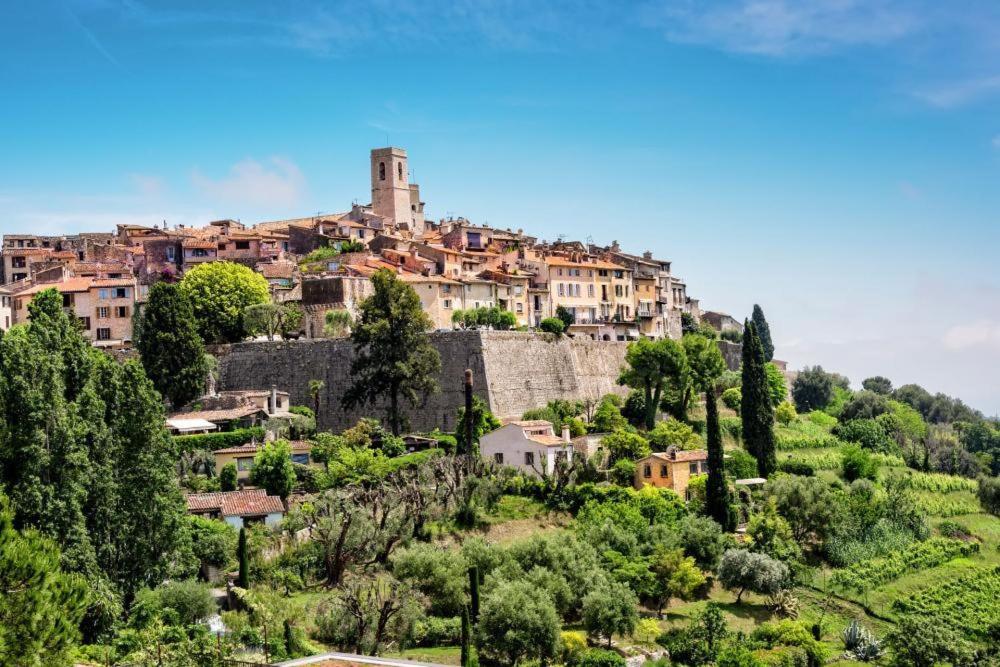 une ville au sommet d'une colline avec des arbres dans l'établissement mobile home à saint Paul de vence, à Saint-Paul-de-Vence