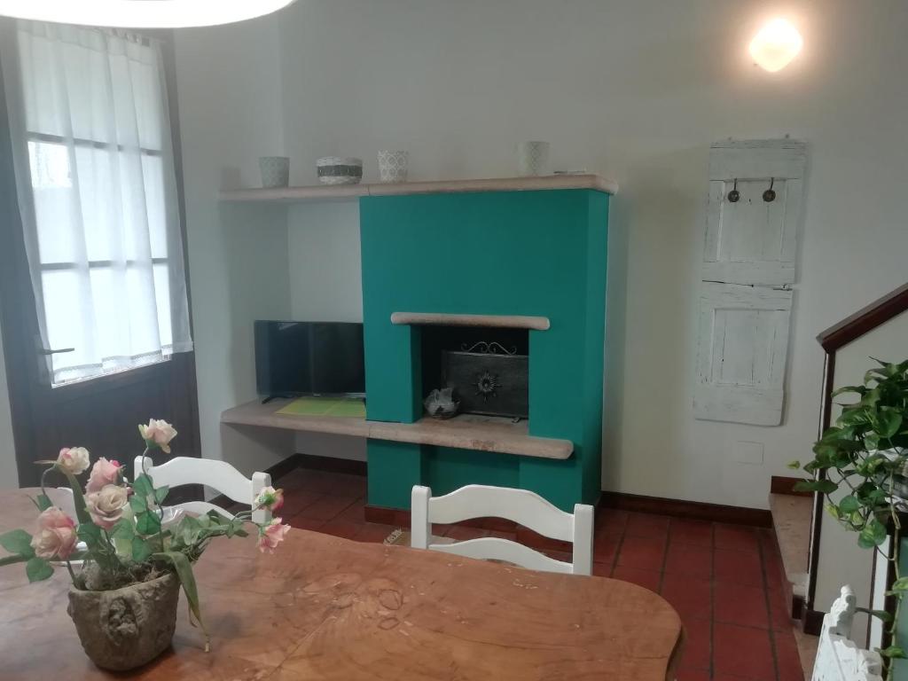 een eetkamer met een tafel en een blauwe muur bij CASA LAURA Garda lago in Pozzolengo