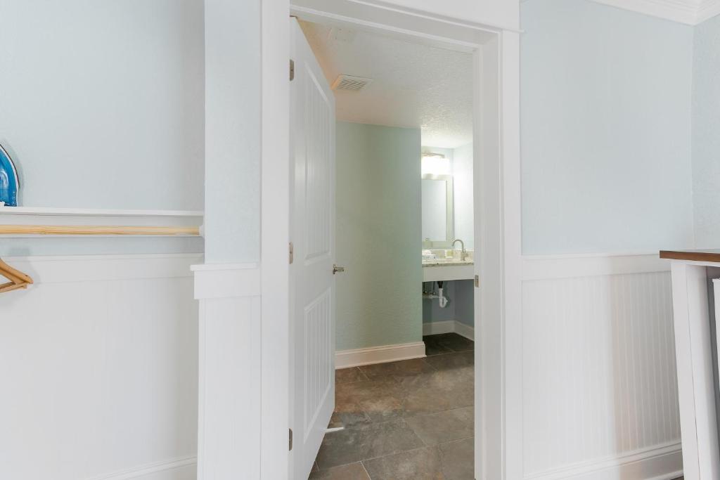 Un baño de John Yancey Oceanfront Inn