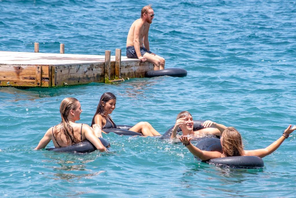 un grupo de personas sentadas en el agua en Paradiso Hostel, en La Laguna