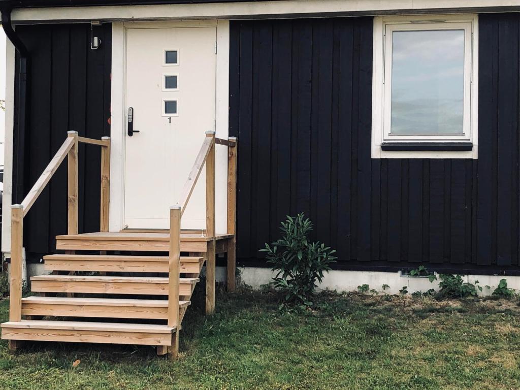 eine Treppe, die zu einem Haus mit einer Tür führt in der Unterkunft Apartments in Svarte in Ystad