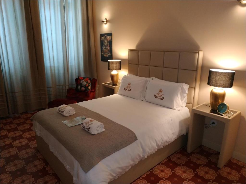 una stanza d'albergo con un letto con asciugamani sopra di ML Apartments Story a Porto
