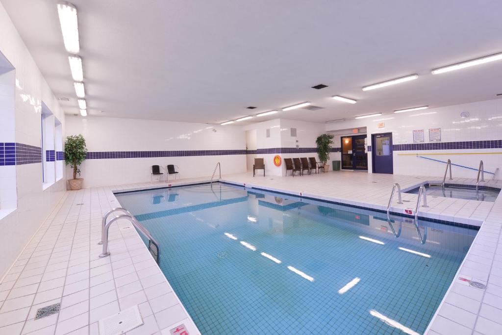 Bazén v ubytování Prestige Vernon Hotel nebo v jeho okolí