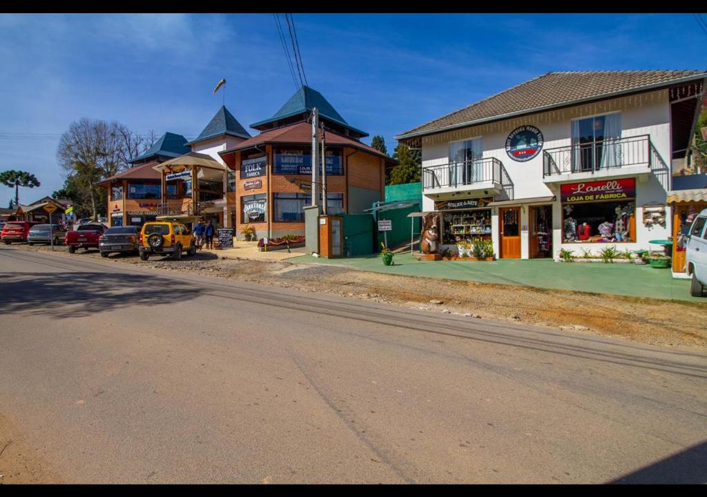 a street in a small town with buildings at Apart Avenida Monte Verde in Monte Verde