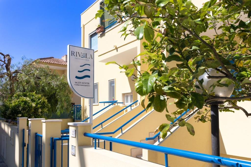 a sign on the side of a building at Rivela case vacanze in Ginosa Marina