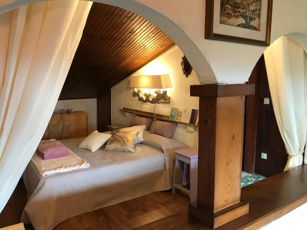um quarto com uma cama com um arco em La Soffitta Bohemien em Verona