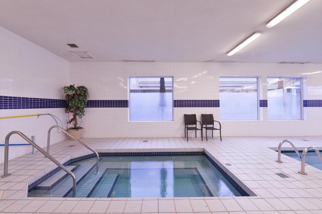 Bazén v ubytování Prestige Vernon Hotel nebo v jeho okolí
