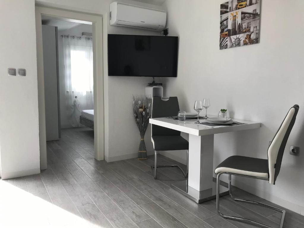 TV a/nebo společenská místnost v ubytování Hvar Apartments Felix