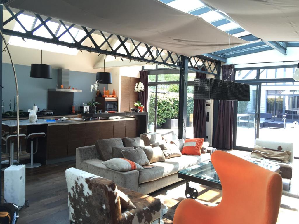 sala de estar con sofá y mesa en Maison contemporaine Centre DEAUVILLE - " 3 NUITS MINIMUM", en Deauville