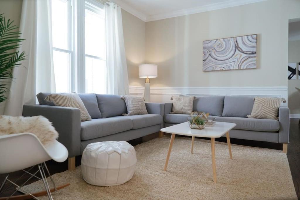 Suburban 3BR Apt with Parking near O'Hare & Downtown Central Stylish
