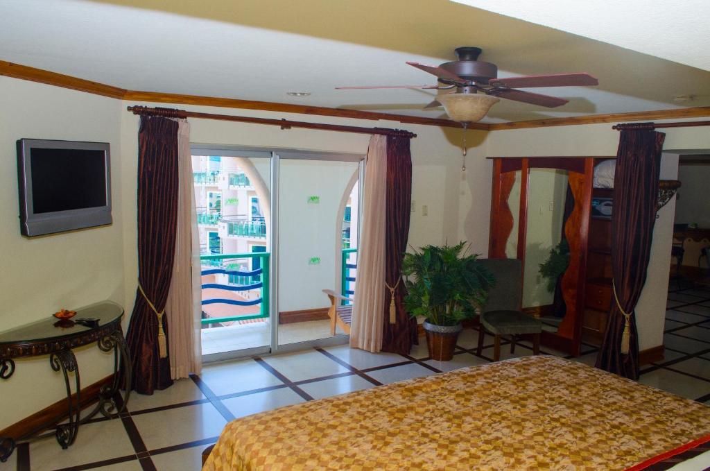 TV a/nebo společenská místnost v ubytování Accra Beach Hotel