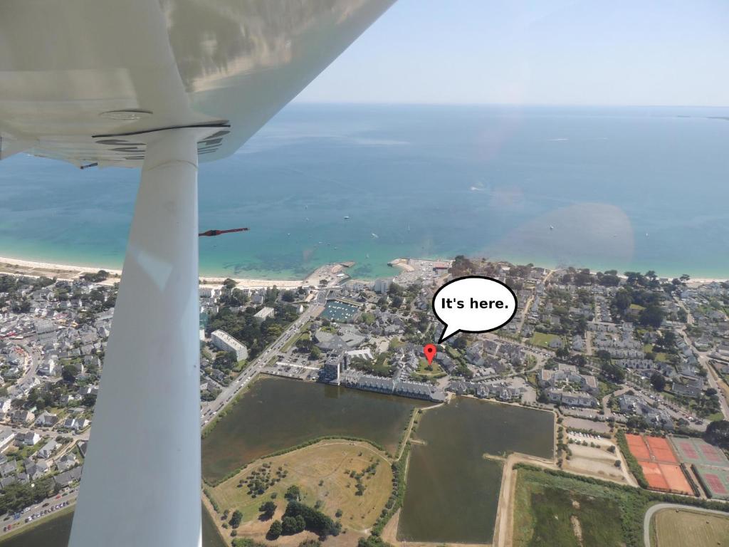 Vue d'une ville depuis l'aile d'un avion dans l'établissement port an dro, à Carnac
