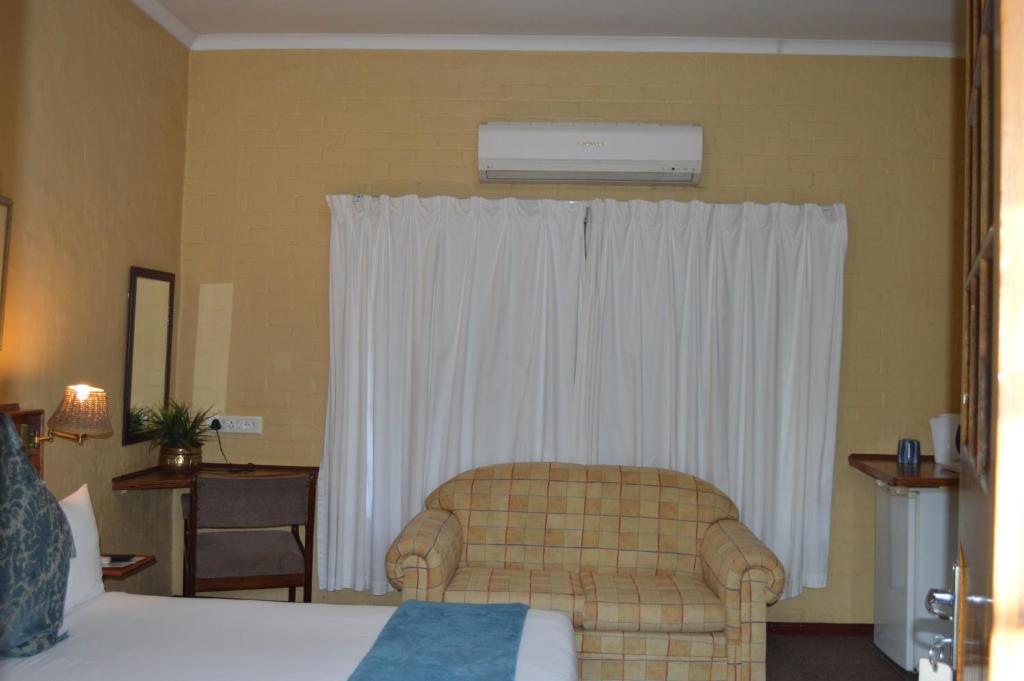Postel nebo postele na pokoji v ubytování Ascot Inn