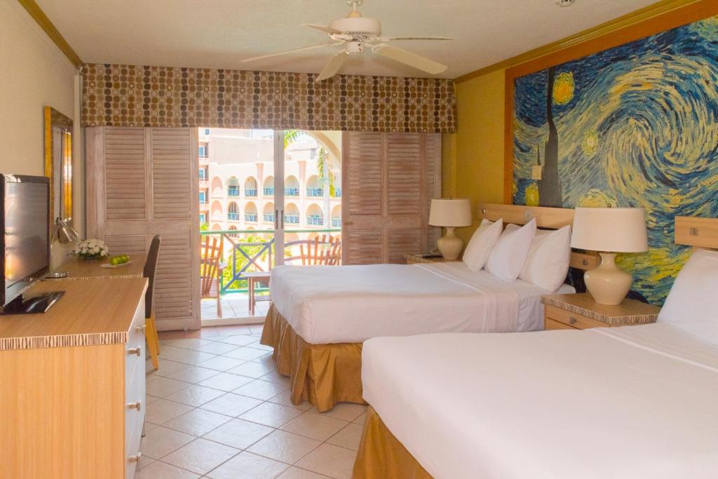 Postel nebo postele na pokoji v ubytování Accra Beach Hotel