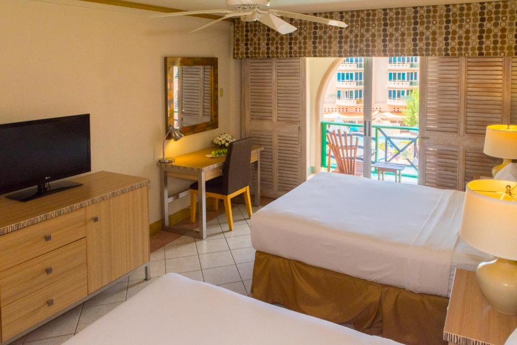 Postel nebo postele na pokoji v ubytování Accra Beach Hotel